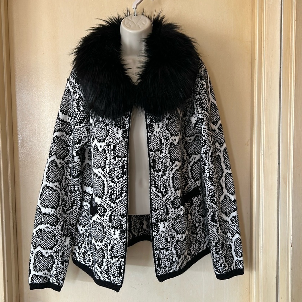 Sioni Blk/White Sweater w/Detachable Faux Fur Around Collar, Size L